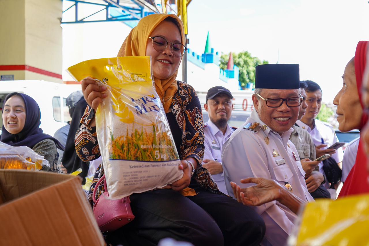 Di Pasar Murah, Taufan Pawe Borong Beras Dibagikan Gratis ke Masyarakat 