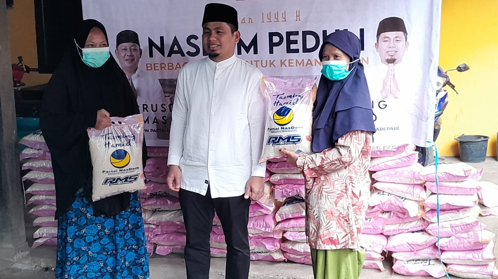 Wakil Ketua DPRD Parepare TSM Berbagi Beras untuk Warga