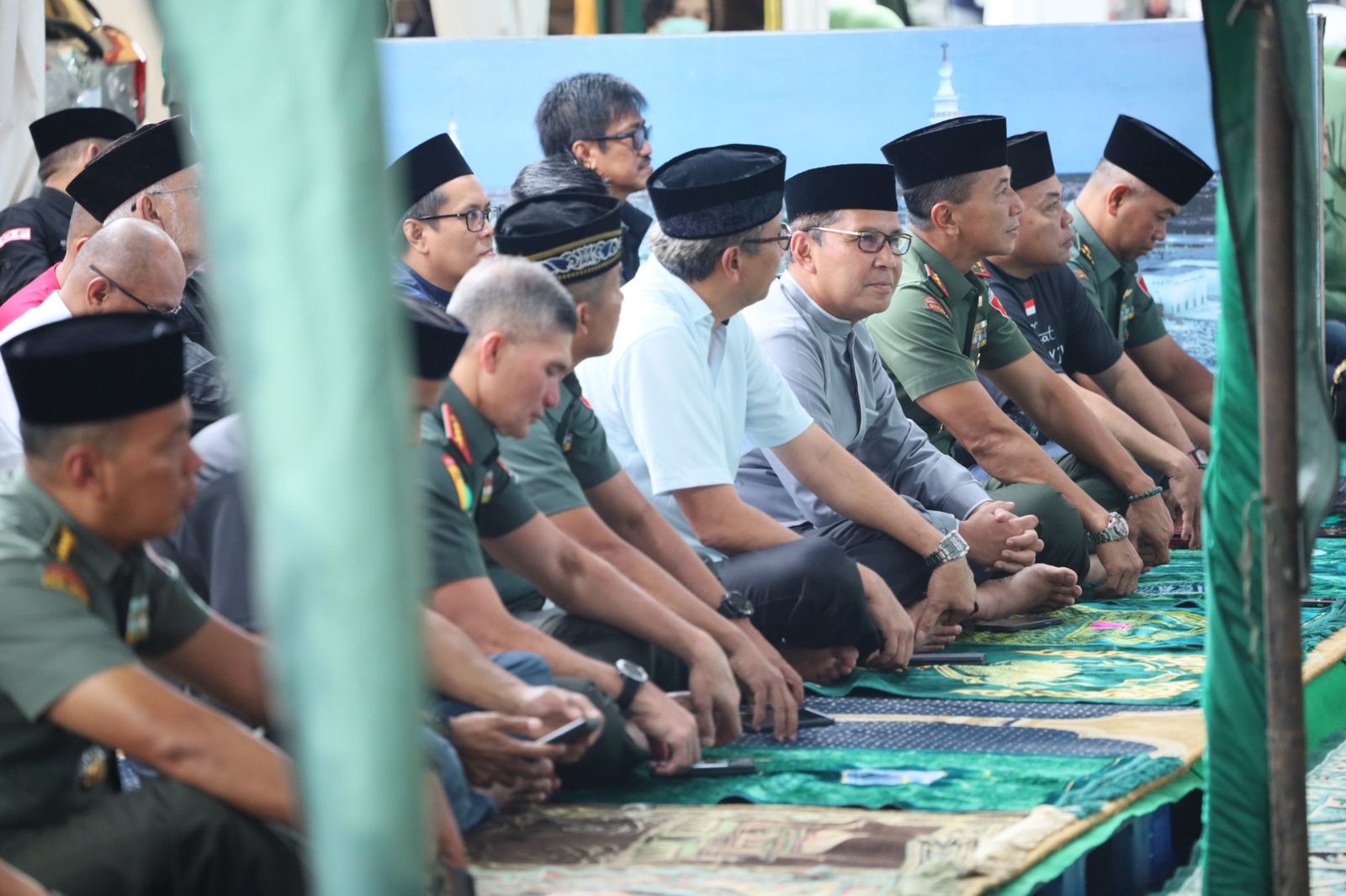Gebyar Ramadan, Danny Pomanto Dampingi Pangdam XIV Hasanuddin Bagi-Bagi Sembako ke Anak Yatim Piatu