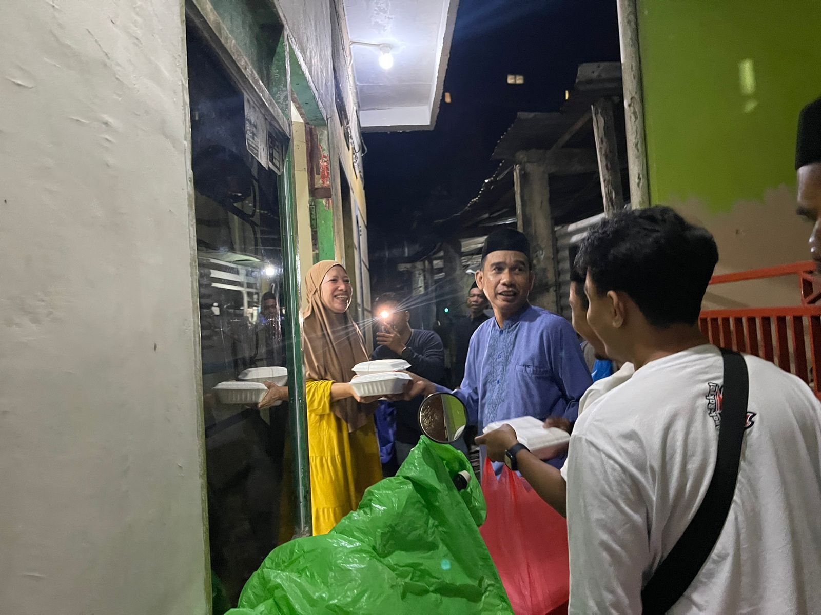 Ketua DPRD Rudianto Lallo Kembali Gelar Gerebek Sahur, Bagikan Makanan di Lorong-lorong Sempit
