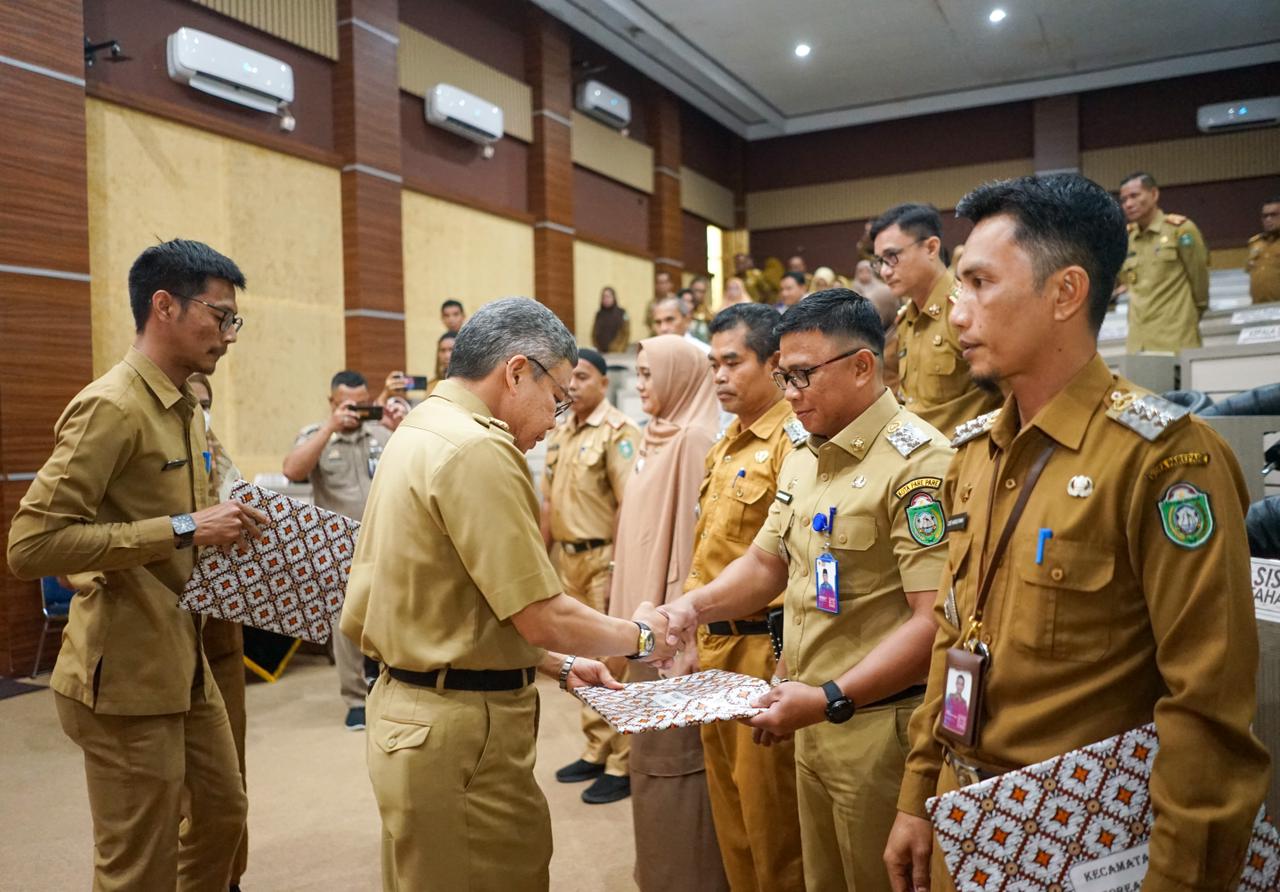 Serahkan DHKP dan SPPT PBB 2023, Taufan Pawe Minta Camat dan Lurah Kerja Optimal Capai Target 