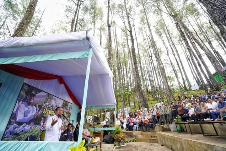 Gerakan Siswa Andalan Menanam 1 Juta Pohon Berlangsung di Kawasan Hutan Pinus Bone, Andi Sudirman Ingatkan Pentingnya Penghijauan