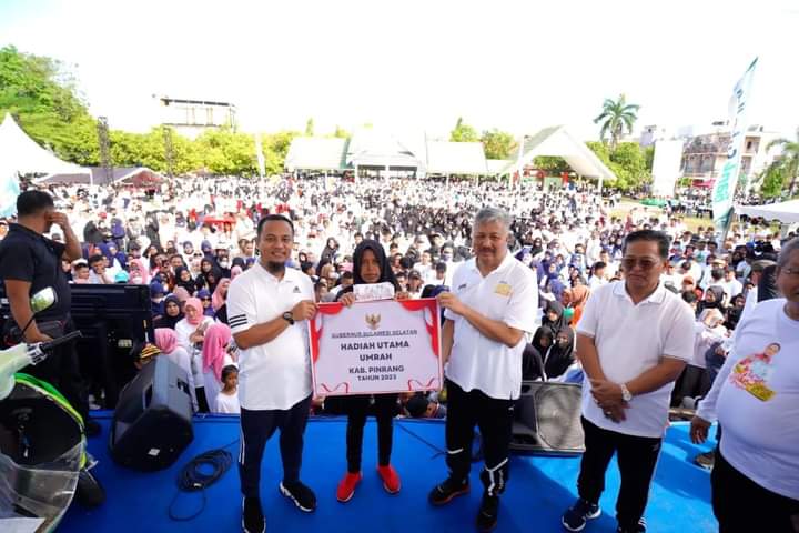 Jalan Anti Mager Bersama 30 Ribu Masyarakat Pinrang, Andi Sudirman Serahkan Sejumlah Bantuan