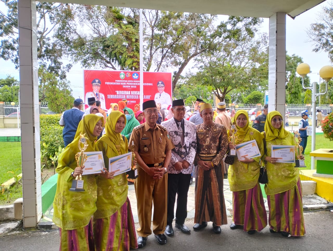 Kado Hardiknas, Guru dan Siswa SMPN 9 Parepare Borong Penghargaan Atas Prestasinya 