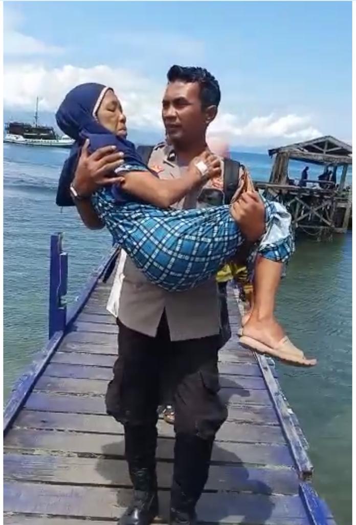 Aksi Sigap, Bhabinkamtibmas Gendong Warganya yang Belum Mampu Jalan Usai Dioperasi