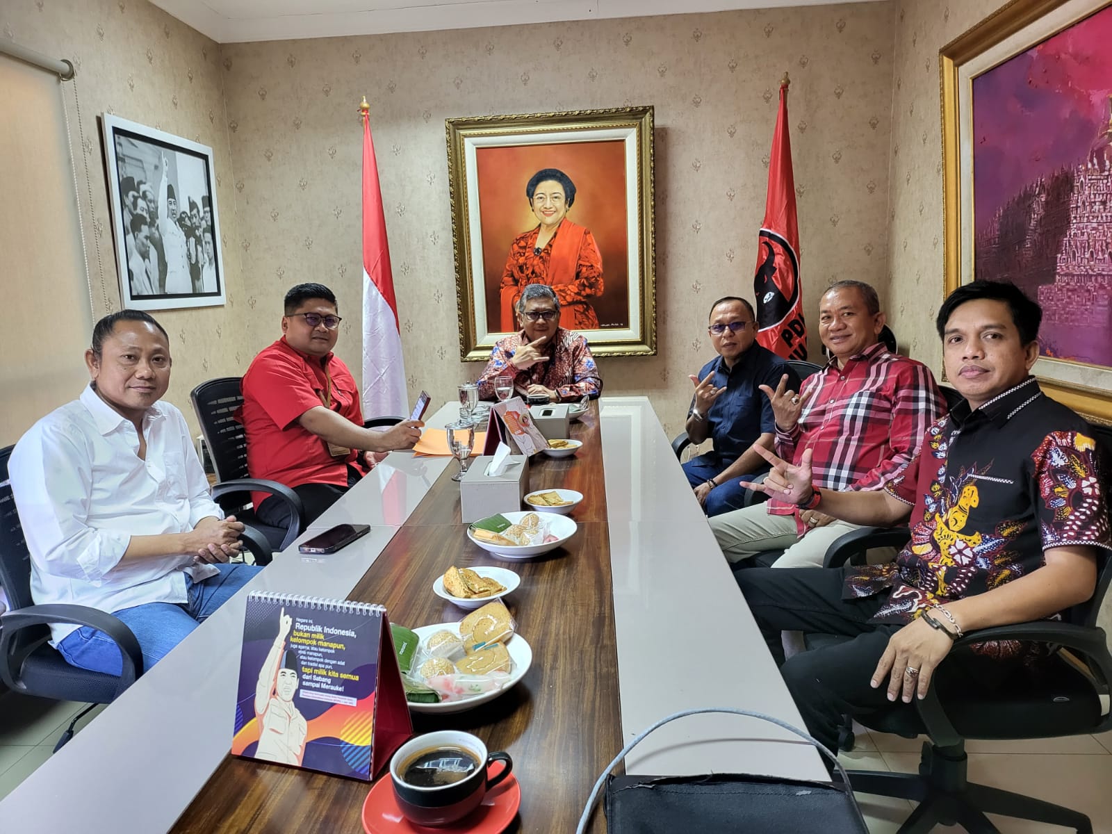 Agus Ambo Djiwa dan Kader PDIP Sulbar Bertemu Sekjen PDIP, Bahas Persiapan Kunjungan Ganjar ke Polman