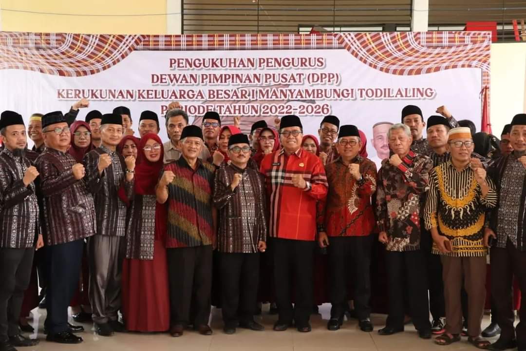 Sekprov Sulbar Kukuhkan Pengurus Pusat Kerukunan Keluarga Besar I Manyambungi
