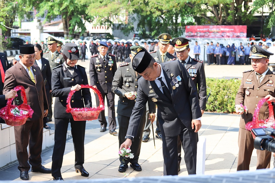 Khidmat, Pj Wali Kota Parepare Akbar Ali Pimpin Ziarah ke Makam Pahlawan dan Tabur Bunga di Laut 