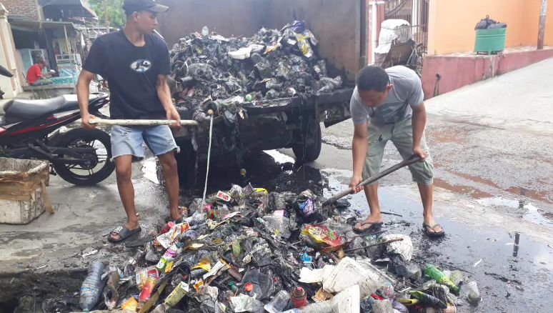 Gerak Cepat, DLH Parepare Bersihkan dan Angkut Sampah Pasca Hujan Deras