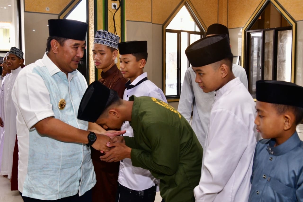 Bertemu Tahfidz Yatim di Masjid Bajoe, Pj Gubernur Sulsel Doakan Sukses dan Semangat Belajar