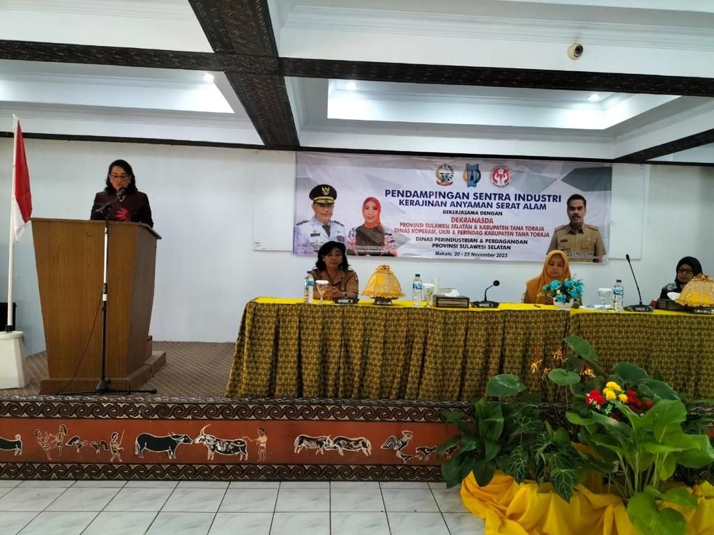 Industri Kerajinan Anyaman di Tator dapat Bantuan Peralatan dari Dekranasda Sulsel