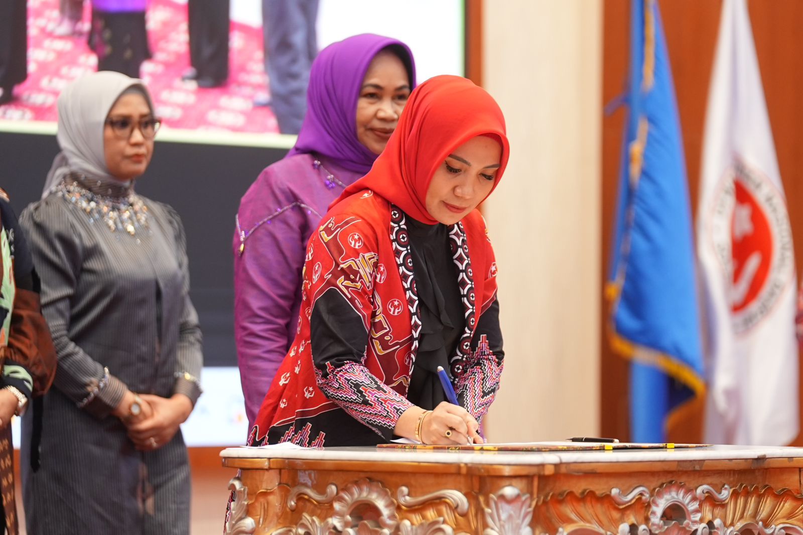 Disaksikan Pj Gubernur Sulsel, Sofha Marwah Bahtiar Kukuhkan Enam Pj Ketua Dekranasda Kabupaten/Kota