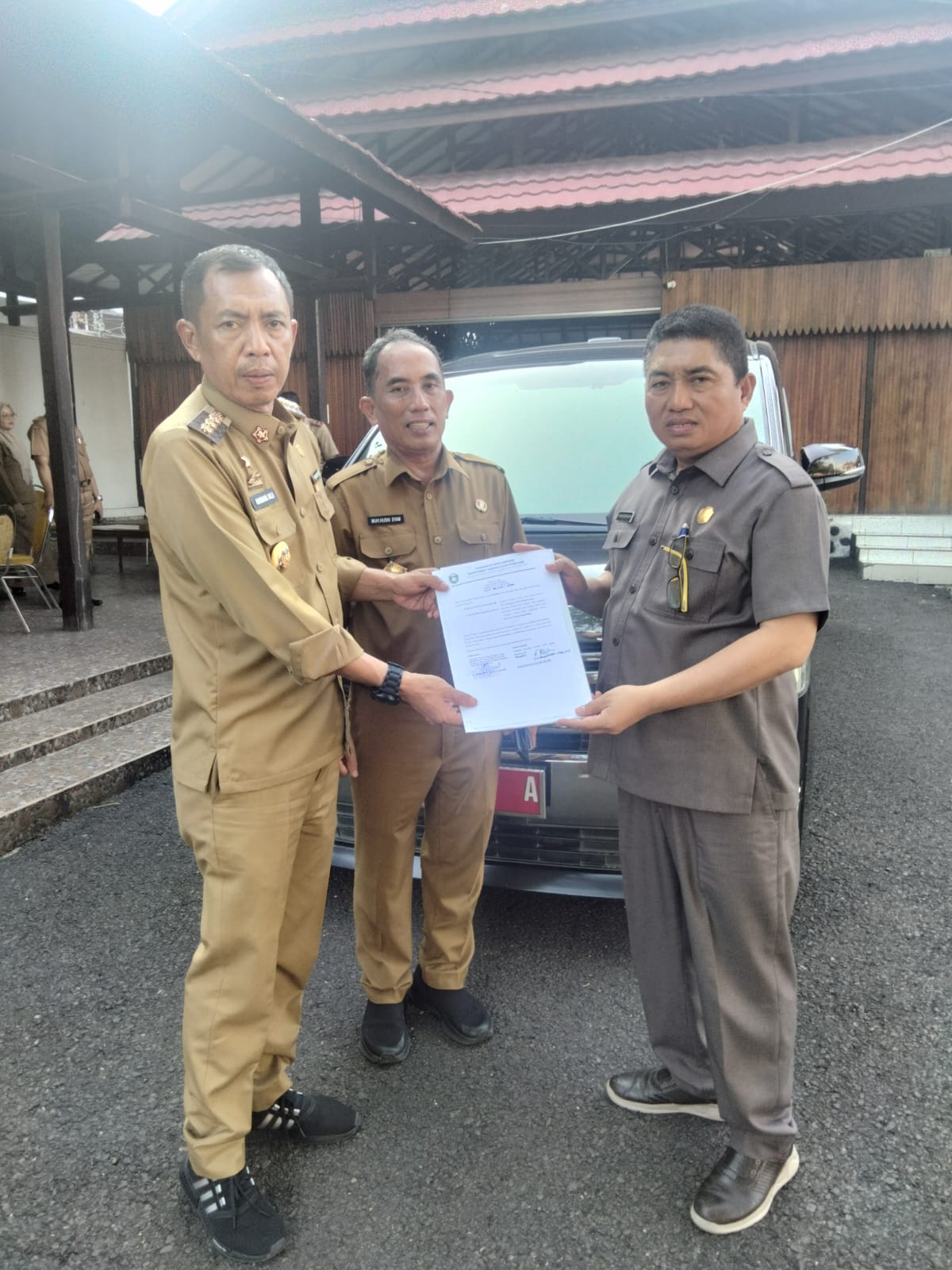 Diwakili Kaharuddin Kadir, Taufan Pawe Serahkan Mobil Dinas Vellfire ke Pemkot Parepare