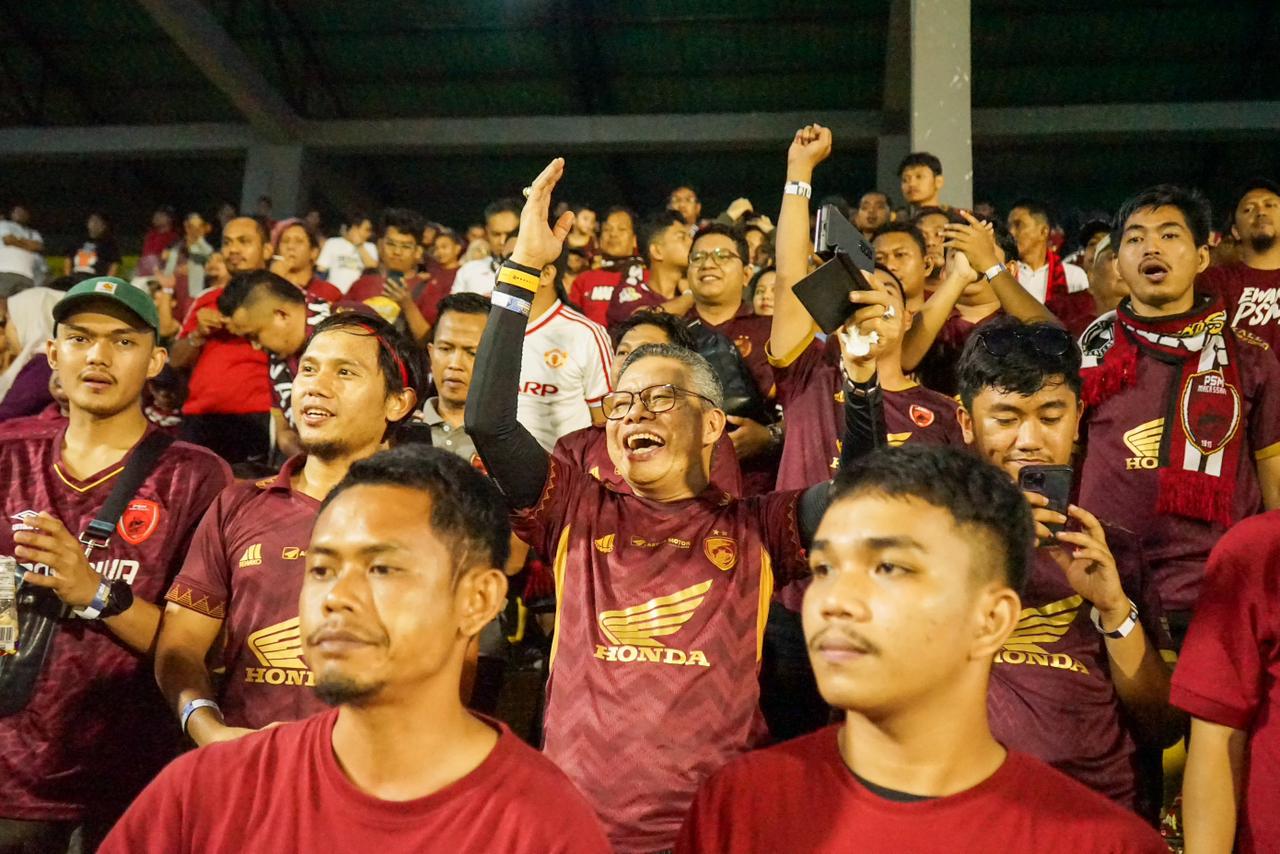 Taufan Pawe Nobar Bersama Suporter PSM di VIP Selatan Stadion GBH Parepare