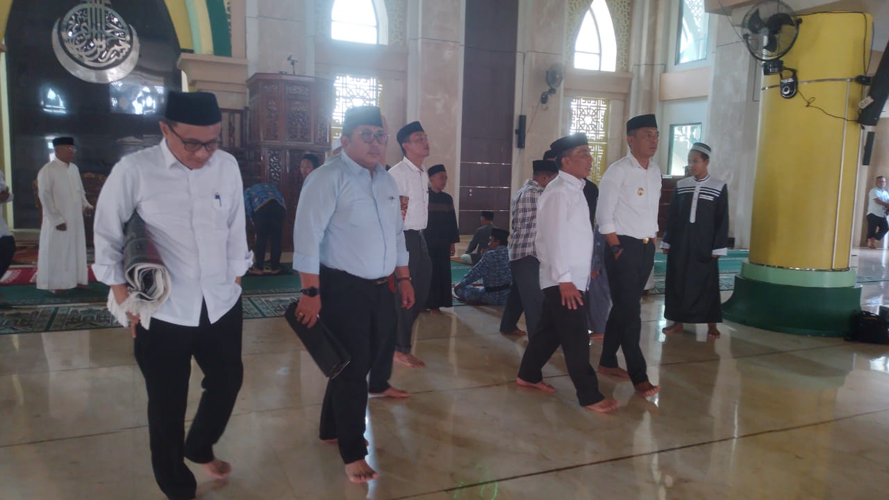 Salat Jumat Bersama Masyarakat di Masjid Agung, Pj Wali Kota Akbar Ali Ajak Jaga Parepare Selalu Kondusif