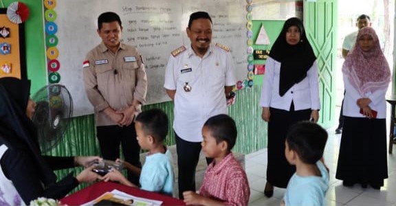 Kadis DKP Makassar Hadiri Kegiatan Pemberian Pangan Bergizi untuk Siswa di SD Kera-kera
