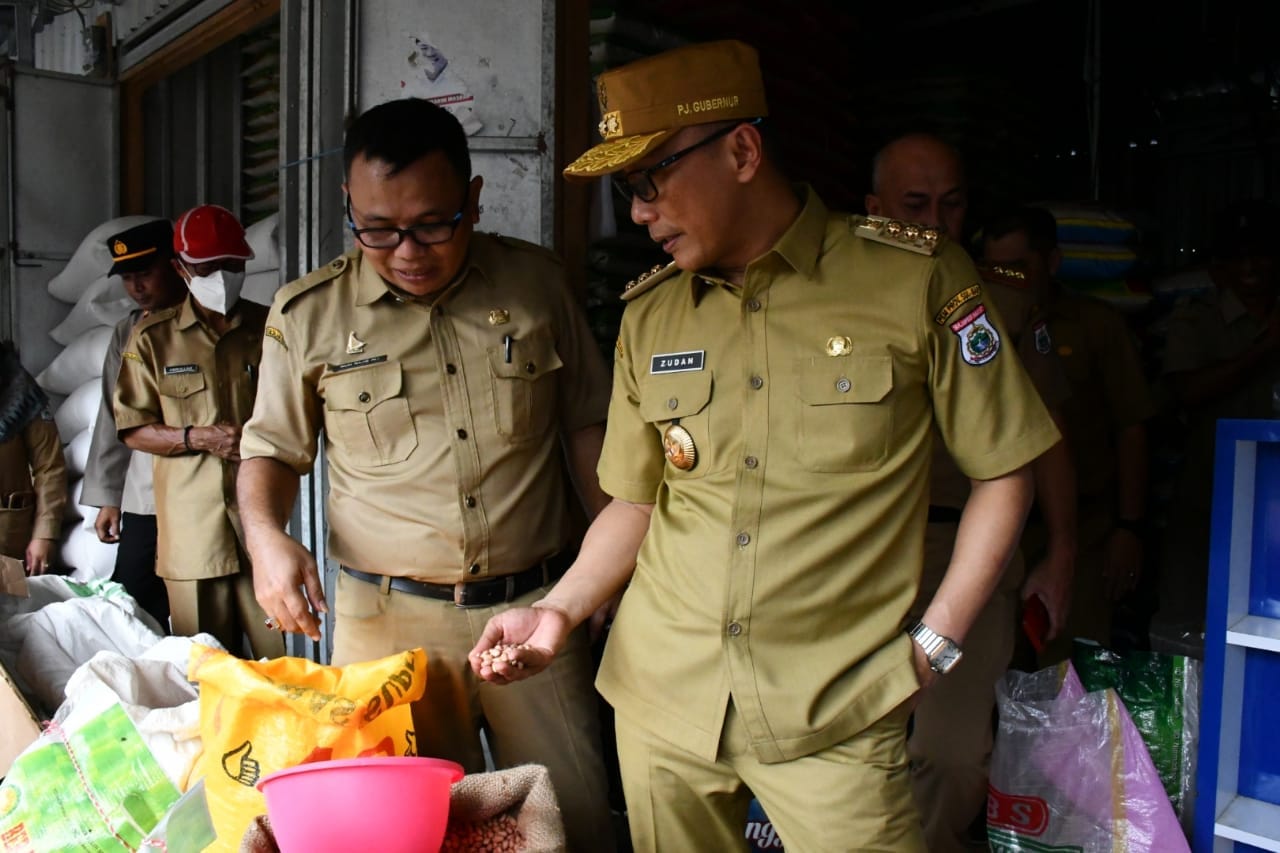 Prof Zudan Cek Harga Komoditas Pangan di Pasar Mamuju Tengah, Harga Terpantau Stabil