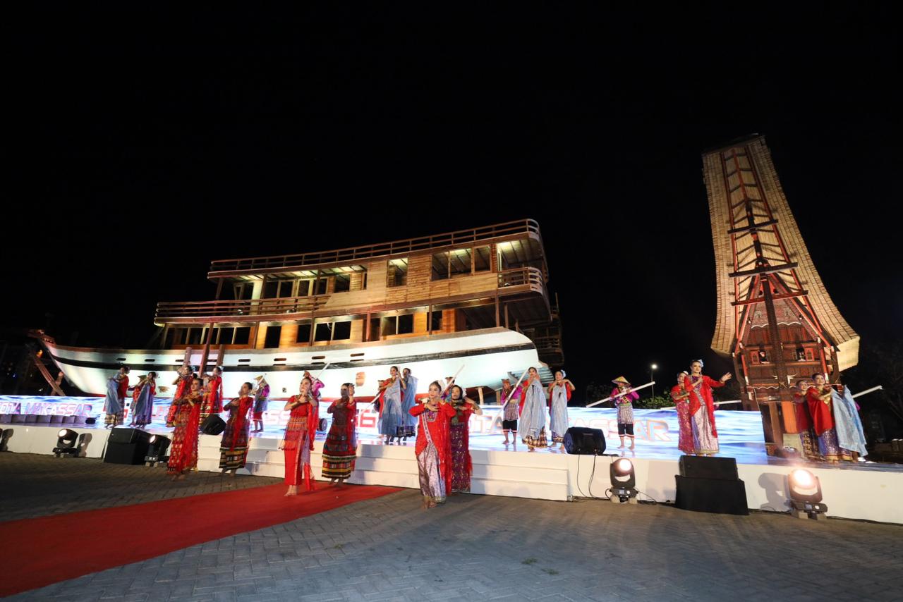 Gala Dinner HUT Makassar Bertabur Budaya, Berlatar Mahakarya Pinisi dan Tongkonan