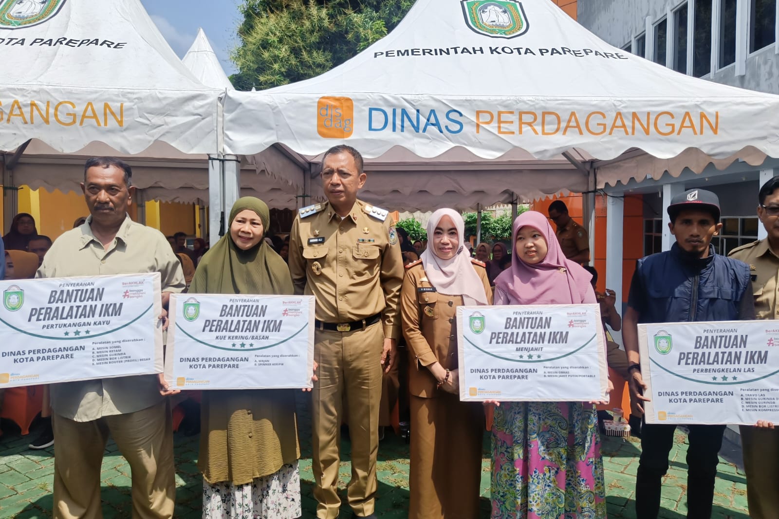 Serahkan Bantuan Peralatan Usaha, Pj Wali Kota Akbar Ali Dorong IKM Parepare Produktif