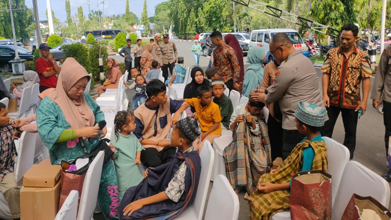 Laksanakan Bakti Sosial di Maros, Biro SDM Polda Sulsel Bagi Sembako dan Tanam Pohon