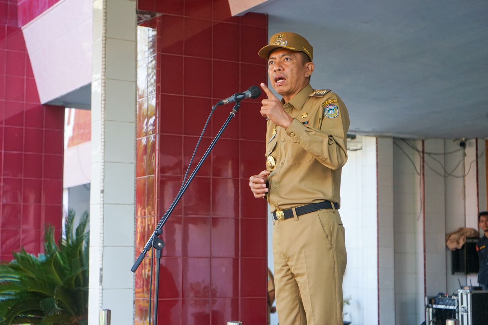 Inspektur Apel Senin Pagi, Pj Wali Kota Akbar Ali Ingatkan Kebersihan Lingkungan dan Tindak Tegas ASN Terbukti Tak Netral 