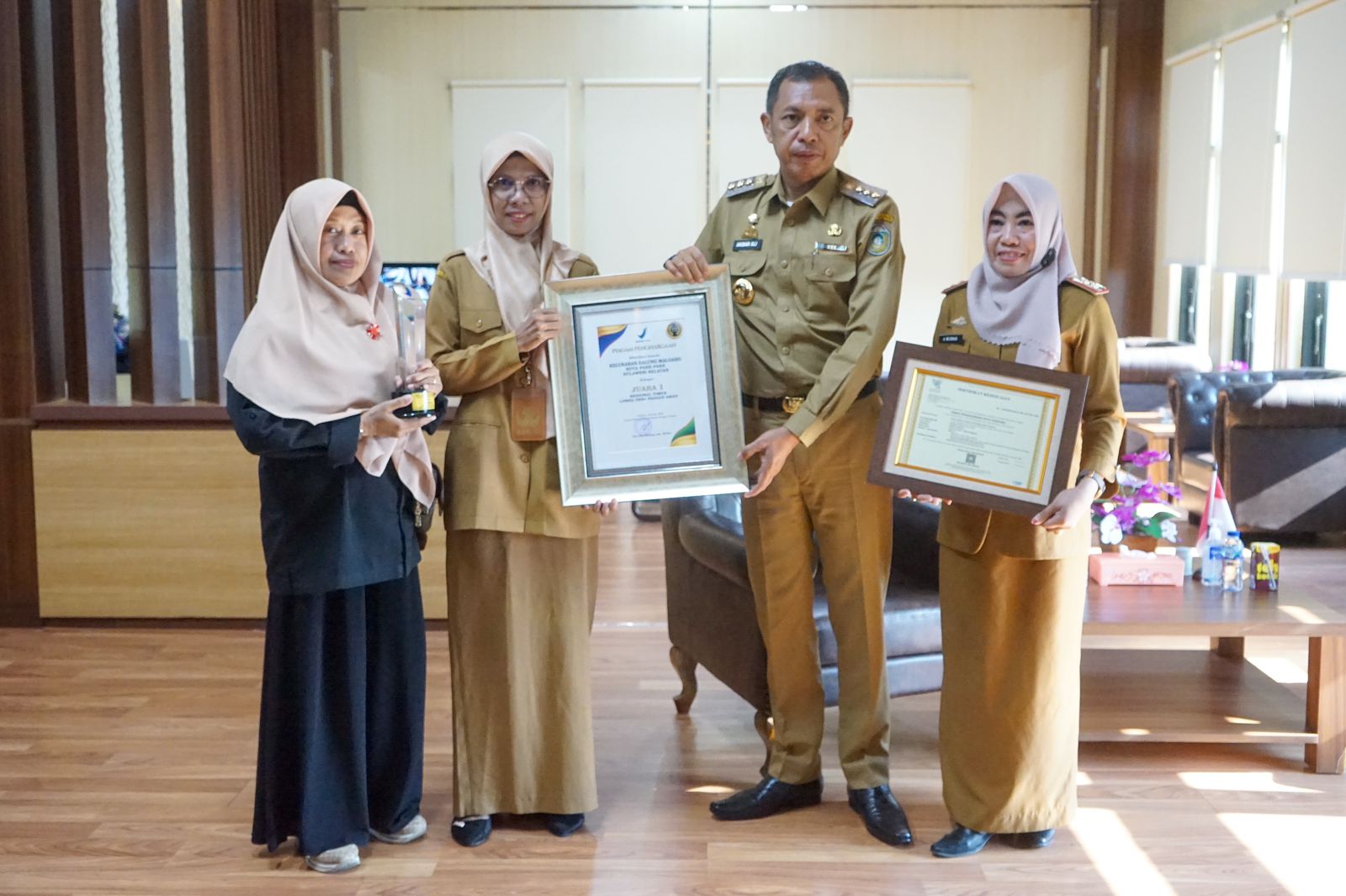 Pj Wali Kota Akbar Ali Banggakan Parepare Juara 1 Reg Timur GKPD, Penghargaan SNI Pasar Rakyat dan Pasar Tertib Ukur