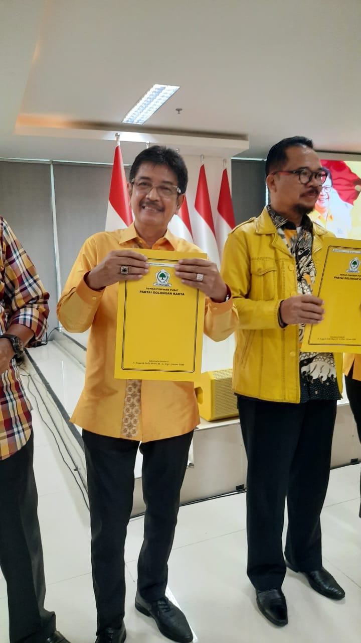 H4 Wakili Golkar Sulbar Terima Surat Penugasan Bakal Calon Kepala Daerah dari Airlangga