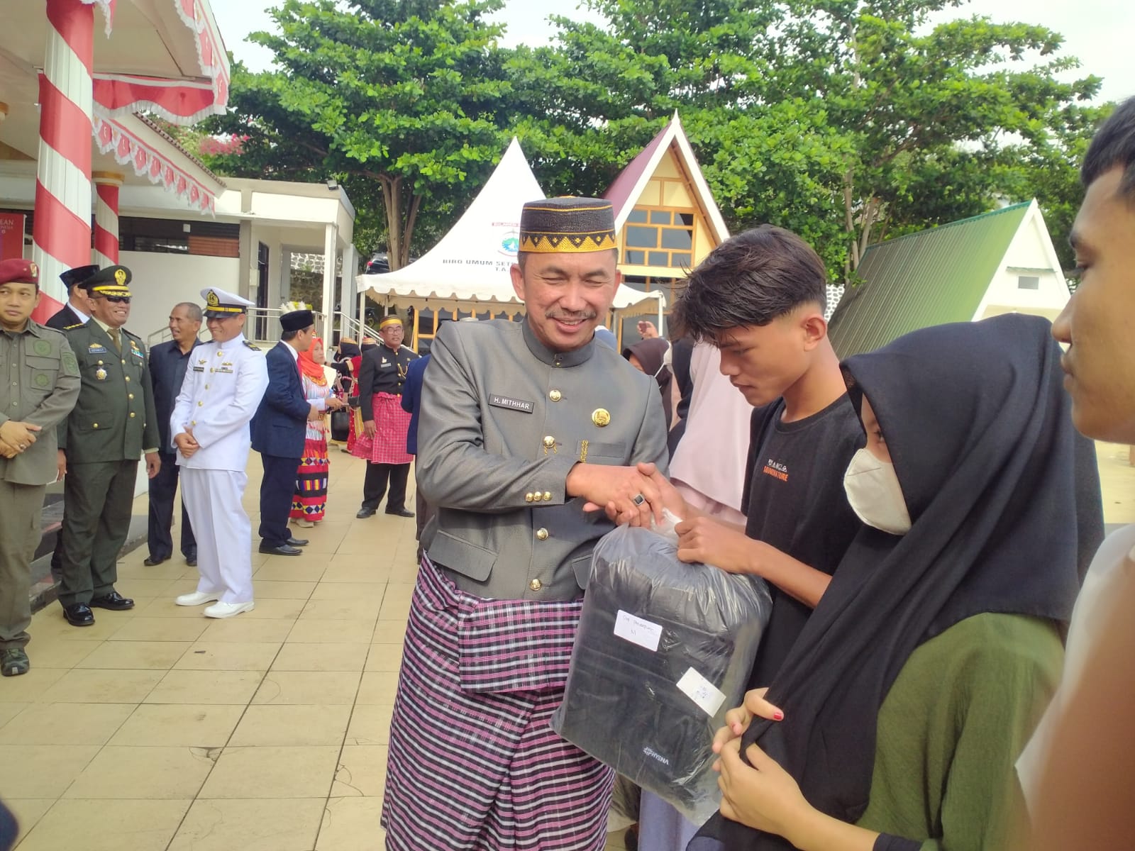 Kadis Disdikbud Sulbar, Serahkan Bantuan Peralatan Sekolah ke ATS