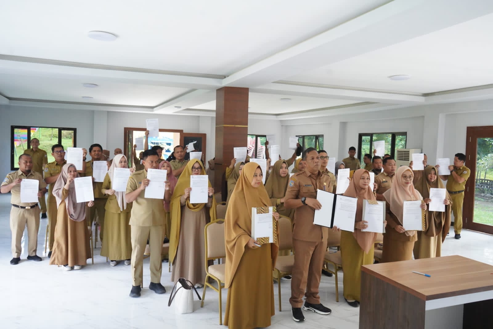 ASN di Biro Umum Tanda Tangan Ikrar Netralitas Menghadapi Pemilu 2024 