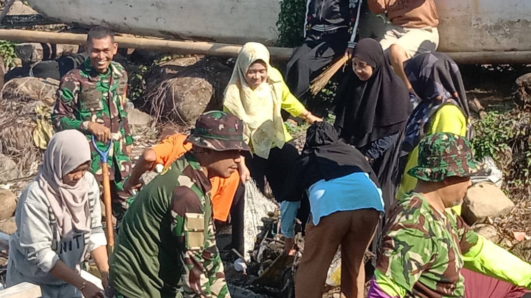 Kolaborasi Aparat se-Kecamatan Soreang Bersama TNI-Polri dan Masyarakat Sukses  Bersihkan Pantai Cempae