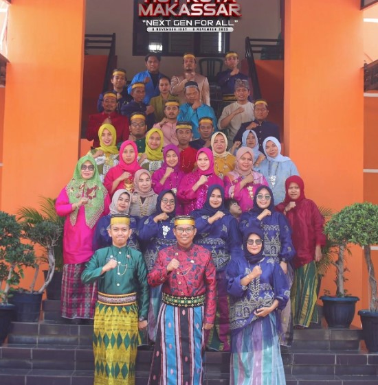 Semarakkan HUT Kota Makassar ke-416, Camat Biringkanaya Bersama Staf Memakai Baju Adat