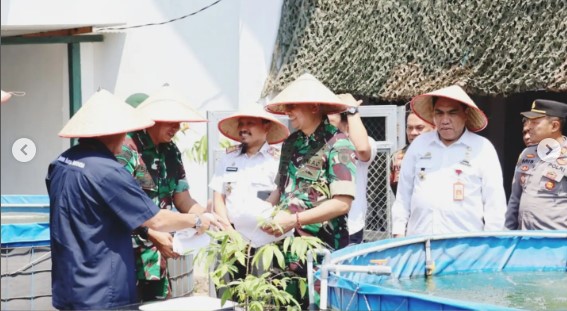 Kepala DKP Makassar Hadiri Video Conference Bersama Jajaran TNI Satuan Yonarmed 6 Tamamaung