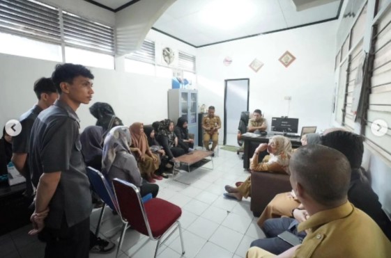 Camat Ujung Tanah Gelar Rakor Bahas Kedisiplinan Kinerja ASN dan Laskar Pelangi
