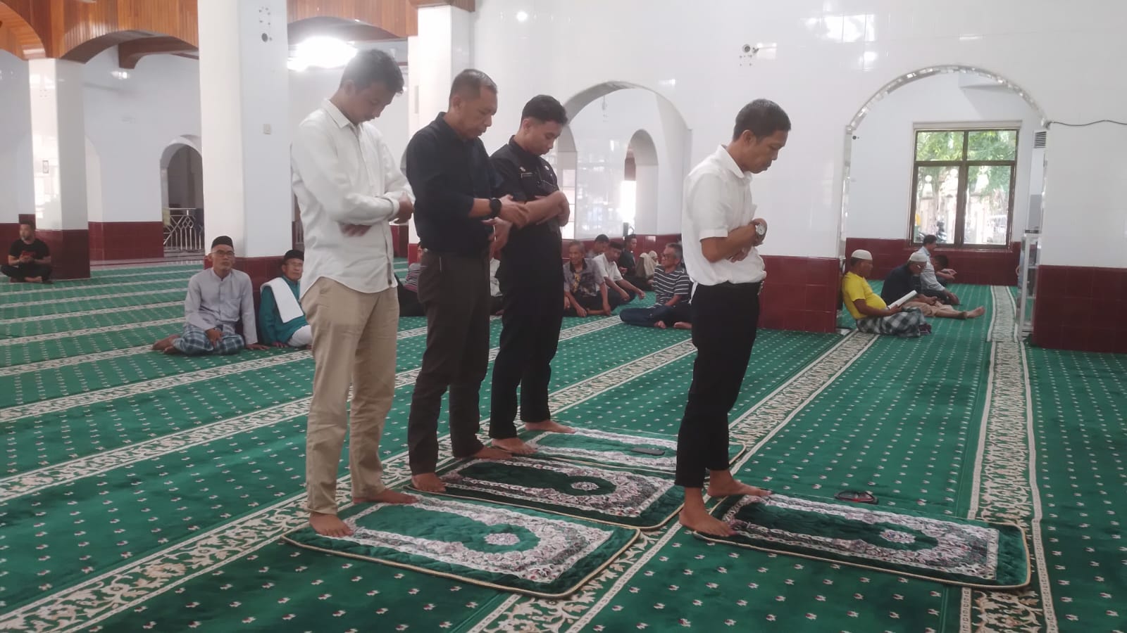 Tiba di Parepare, Pj Wali Kota Akbar Ali Salat Lohor di Masjid Raya
