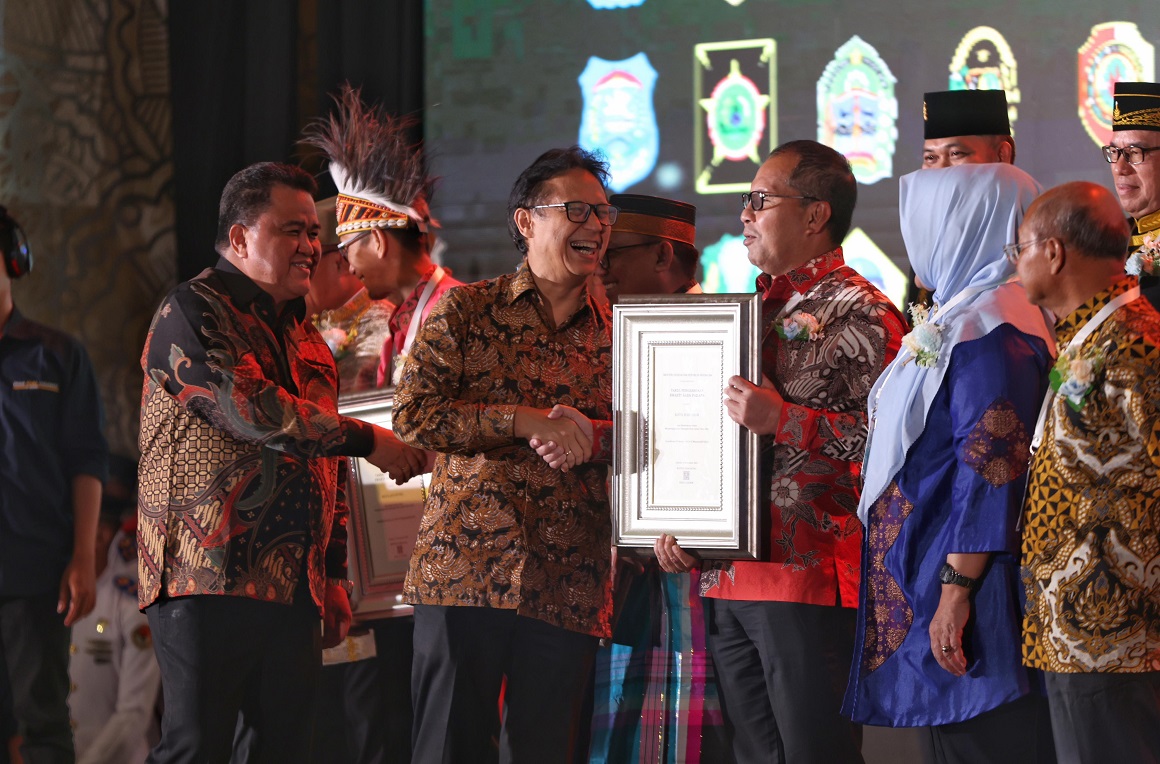 Wali Kota Makassar Terima Penghargaan Kota Sehat Kategori Padapa dari Menkes RI
