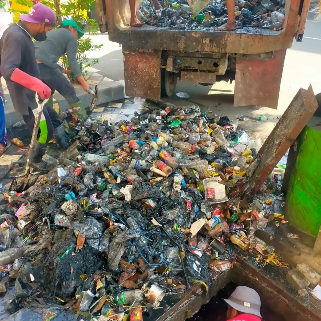 Terus Bergerak, Tim Kebersihan DLH Parepare Susur Jalan Bersihkan dan Angkut Sampah