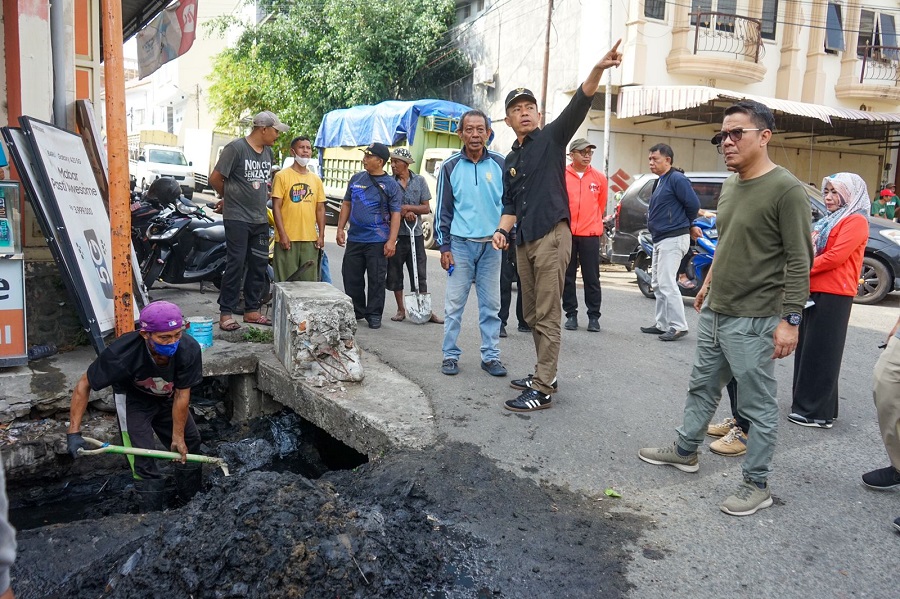 Sigap Hadapi Musim Hujan, Pj Wali Kota Akbar Ali Gerakkan Jajaran Pemkot Parepare Kerja Bakti 