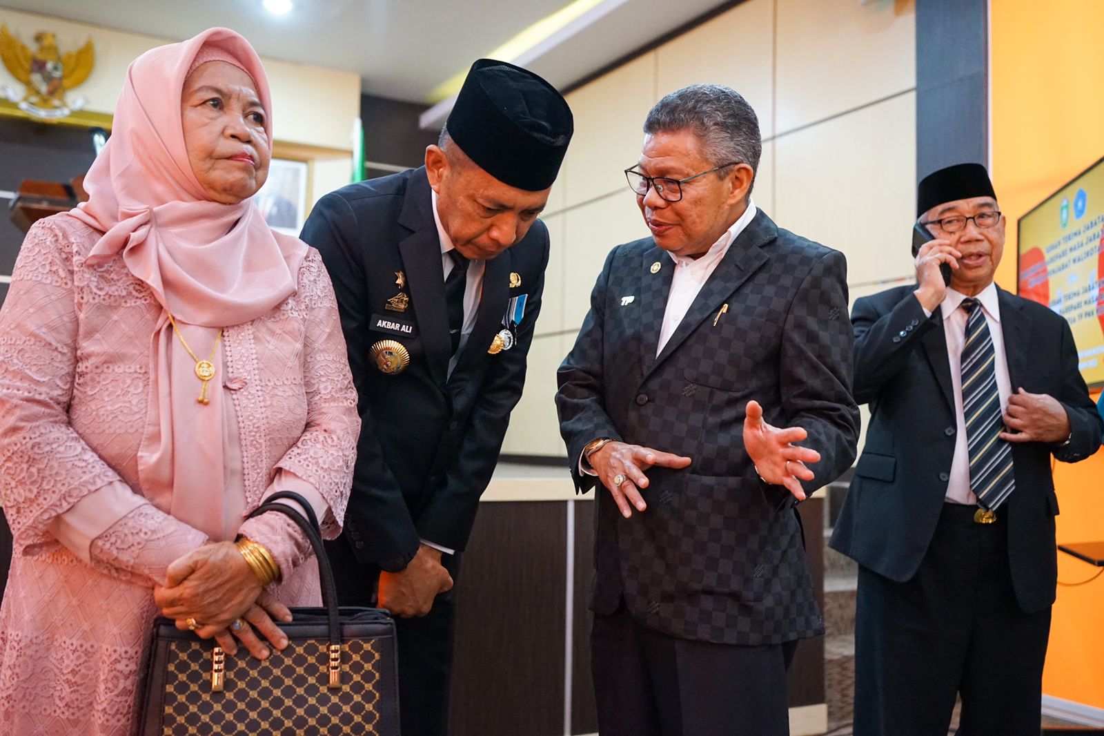 Kesan Sederhana, Pj Wali Kota Parepare Akbar Ali Boyong Ibu ke Sertijab, Pengajian di Rujab Hingga Mobil Dinas Innova