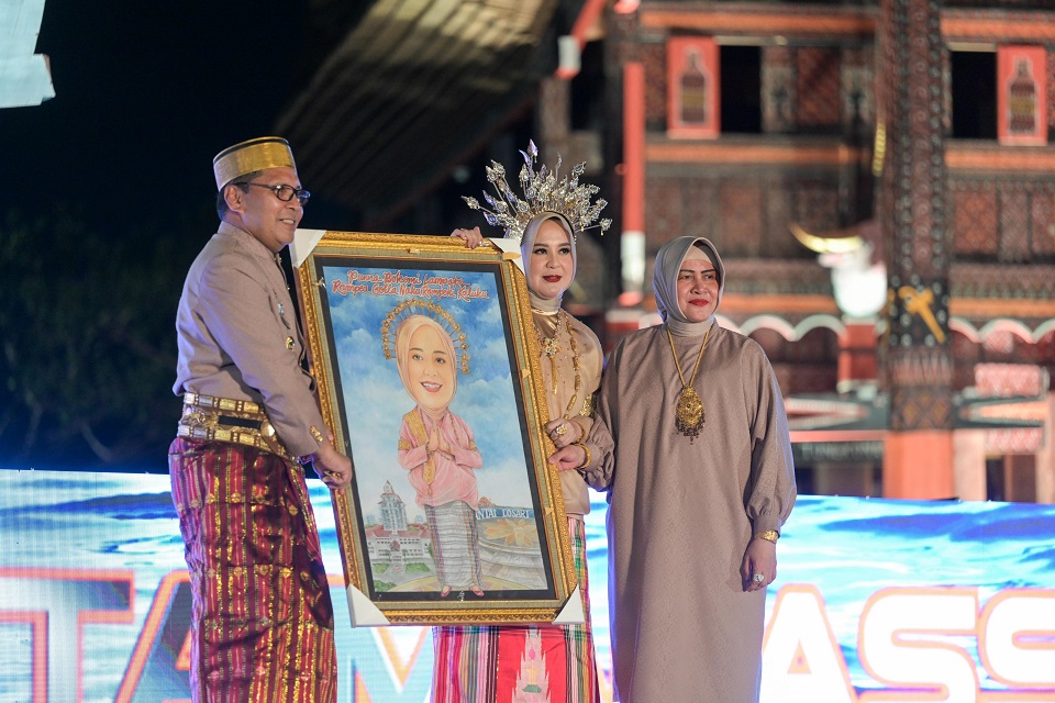 Ketua TP PKK Dampingi Wali Kota Makassar Serahkan Cendramata Perpisahan Fatmawati Rusdi di HUT Kota