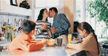 Umbar Kemesraan di Depan Anak Banyak Manfaatnya, Diantaranya Perkembangan Psikologis Lebih Optimal