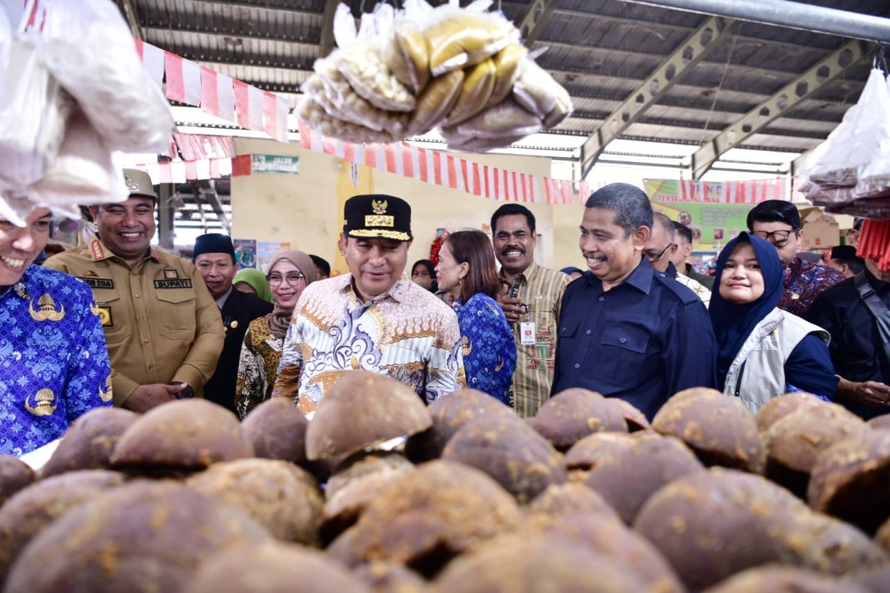 Jalankan Instruksi Presiden untuk Pengecekan Harga Secara Berkala, Pj Gubernur Sidak di Pasar Tramo Maros