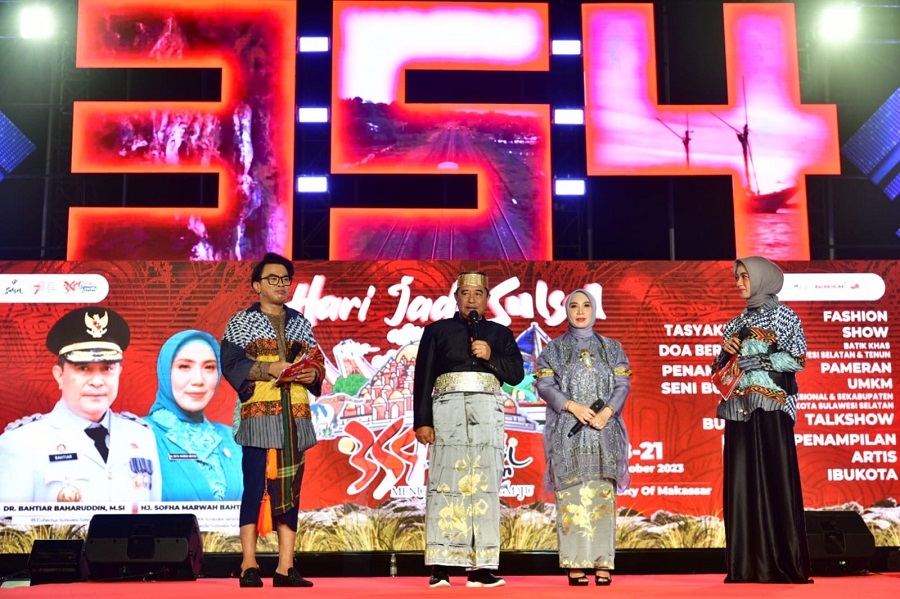 Fashion Show Perayaan HUT Sulsel Ke 354, Pj Gubernur Bahtiar Sebut Terinspirasi Hari Batik Nasional