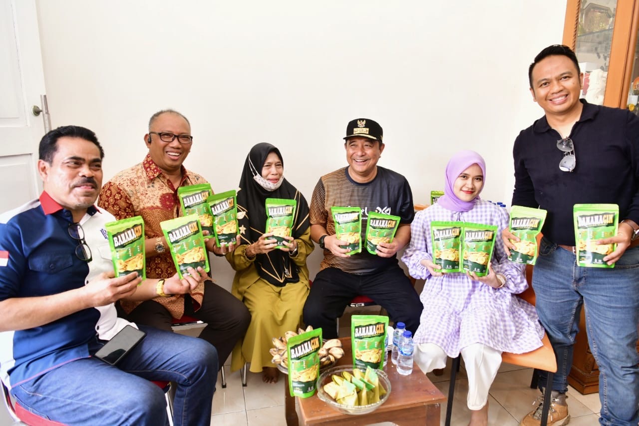 Pj Gubernur Bahtiar Bantu Promosi Pelaku Usaha Rumahan Kripik Pisang di Hertasning Baru