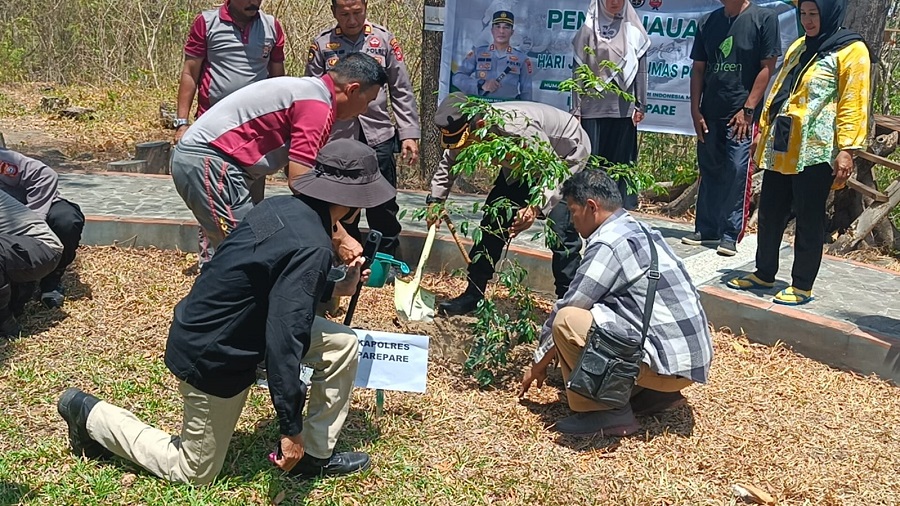 Sambut Hari Jadi Humas Polri, Polres Kolaborasi Forkopimda dan Pemkot Parepare Tanam 100 Bibit Pohon di KRJ