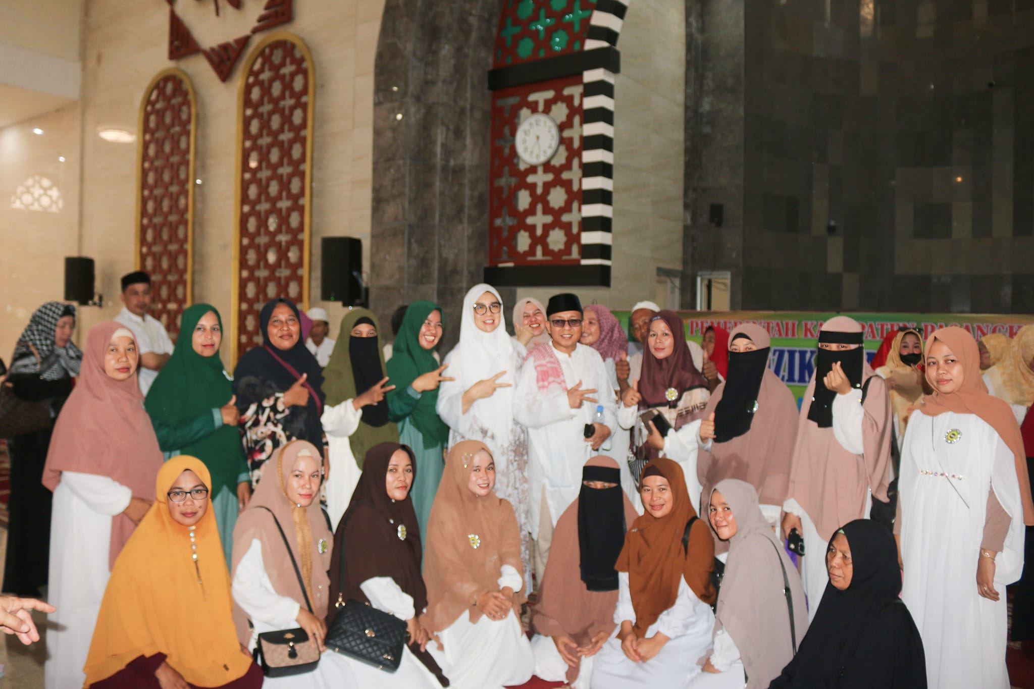 Herny dan Agus Hadiri Dzikir Akbar dan Pengundian Umroh Gratis di Masjid Al Madaniah