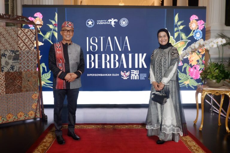 Momen Istana Berbatik, Prof Zudan Promosikan Motif Sekomandi Kalumpang