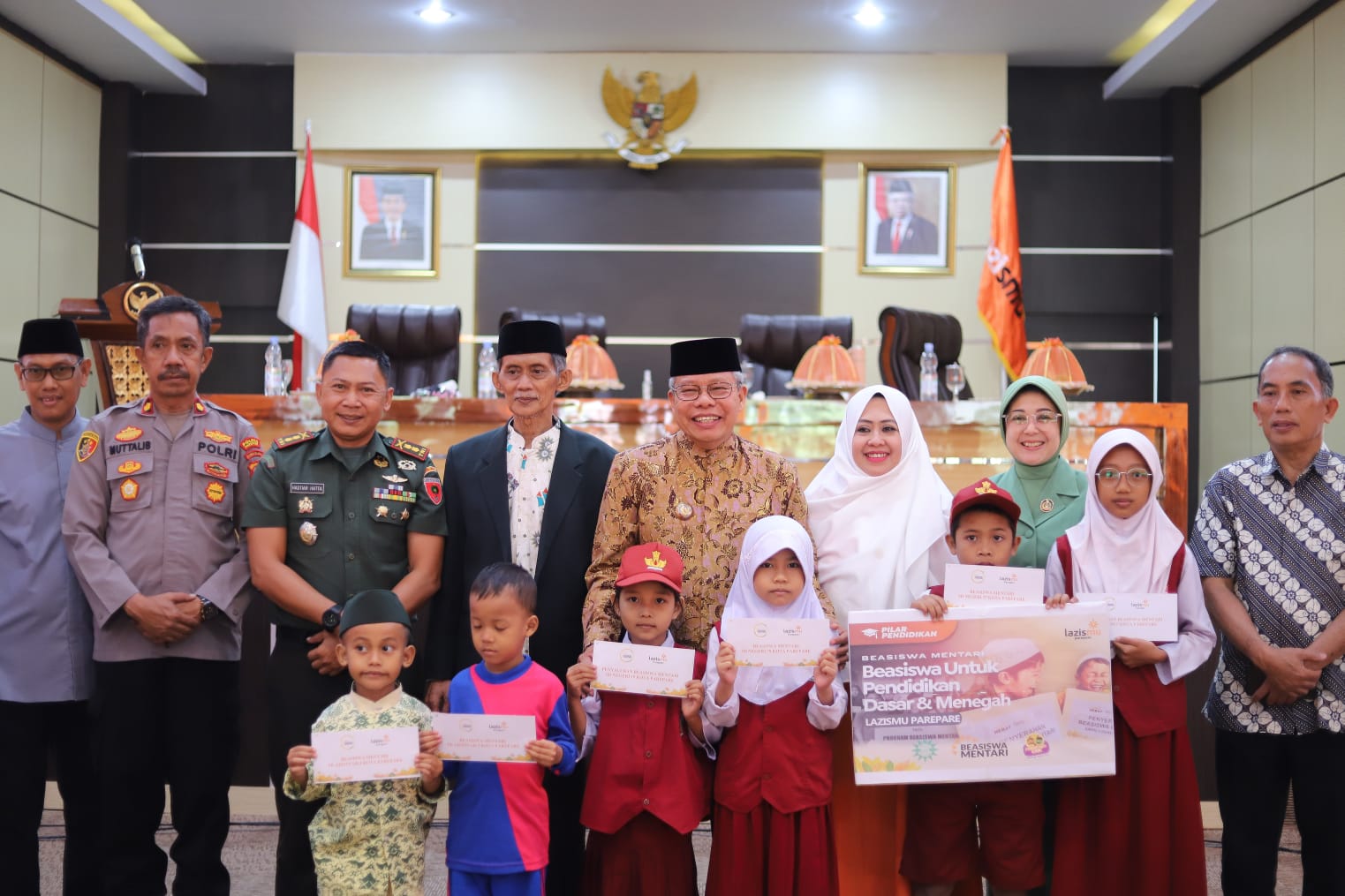 Erna Rasyid Taufan Pimpin Lazismu Parepare Salurkan Beasiswa Mentari ke 450 Pelajar