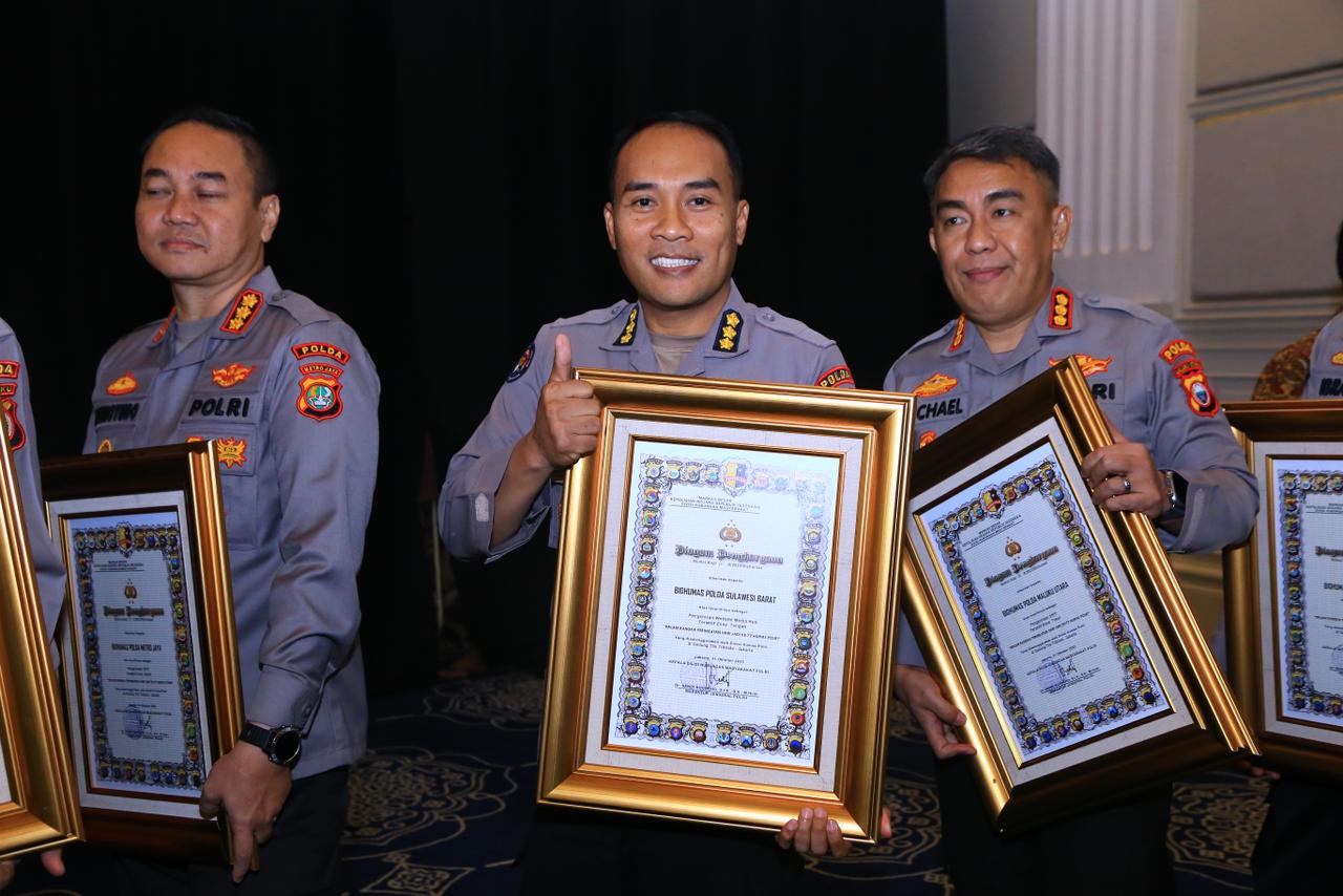 Puncak Peringatan Humas Polri ke-72, Humas Polda Sulbar Raih Dua Penghargaan dari Kapolri