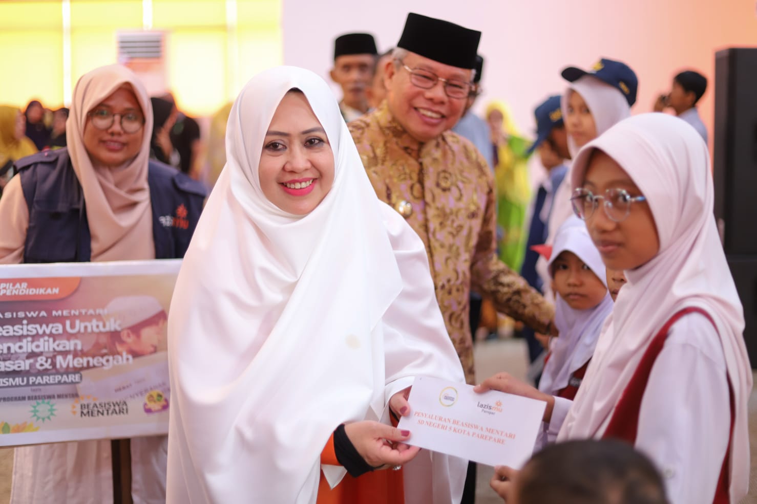 Beri Beasiswa untuk Ratusan Pelajar, Taufan Pawe Puji Lazismu Peduli Kemajuan Pendidikan Parepare