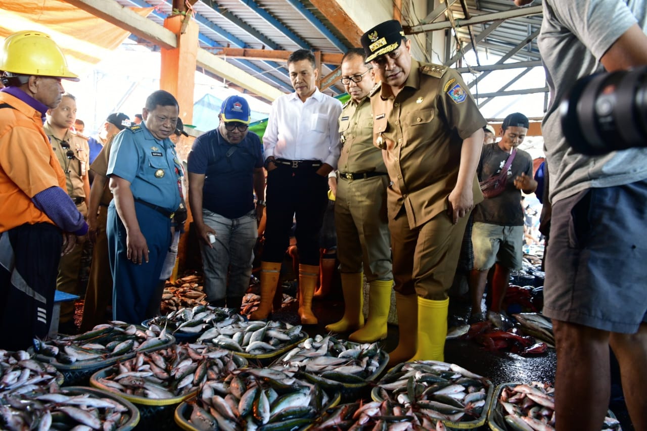 Cek Harga Ikan, Pj Gubernur Bahtiar Tinjau TPID Poetere Makassar